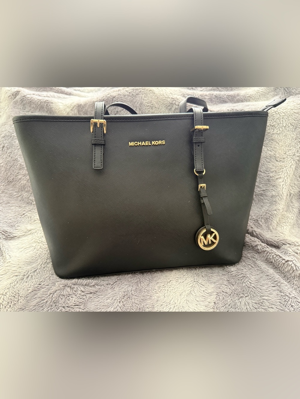 Michael Kors Jet Set  Medium Top Zip Tote
w/  Gold Hardware GUC ( paint specks)
